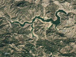 Citra Satelit PlanetScope Sebelum dan Sesudah Banjir Besar di Danau Nacimiento California