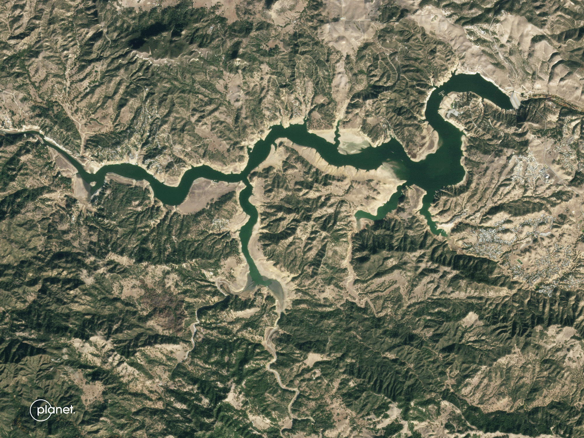 Citra Satelit PlanetScope Sebelum dan Sesudah Banjir Besar di Danau Nacimiento California