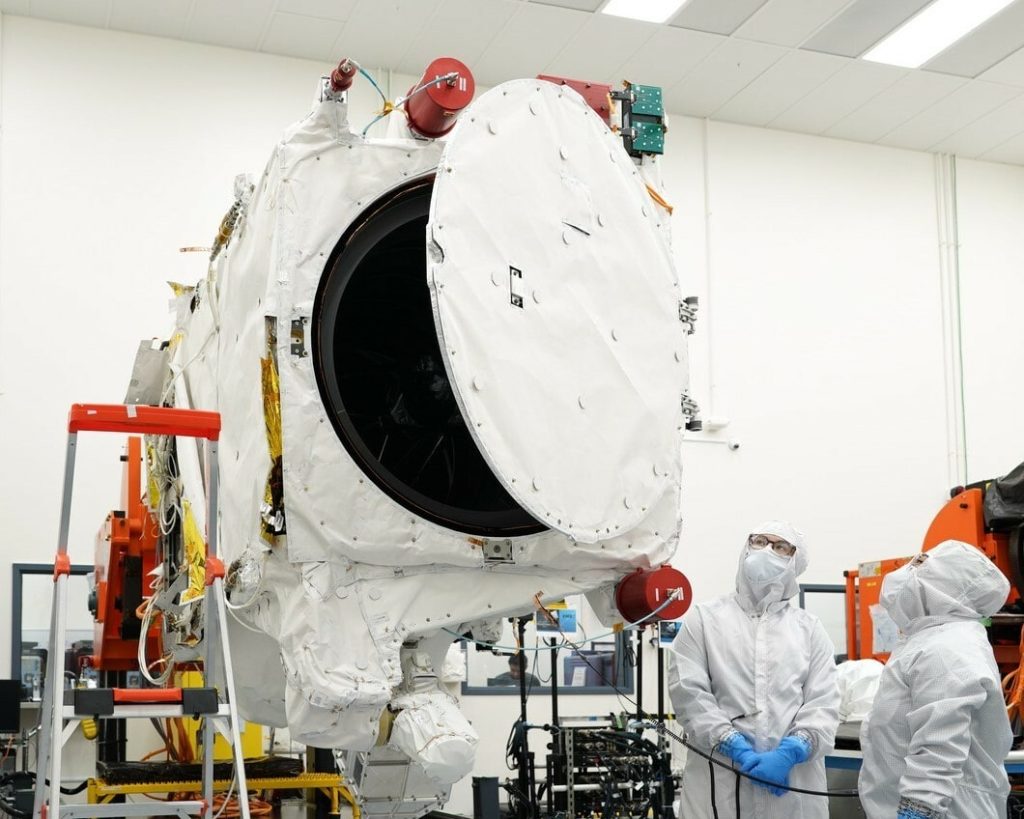 Penutup Bukaan (Aperture Cover) Melindungi Satelit Saat Nanti Peluncuran Dilakukan